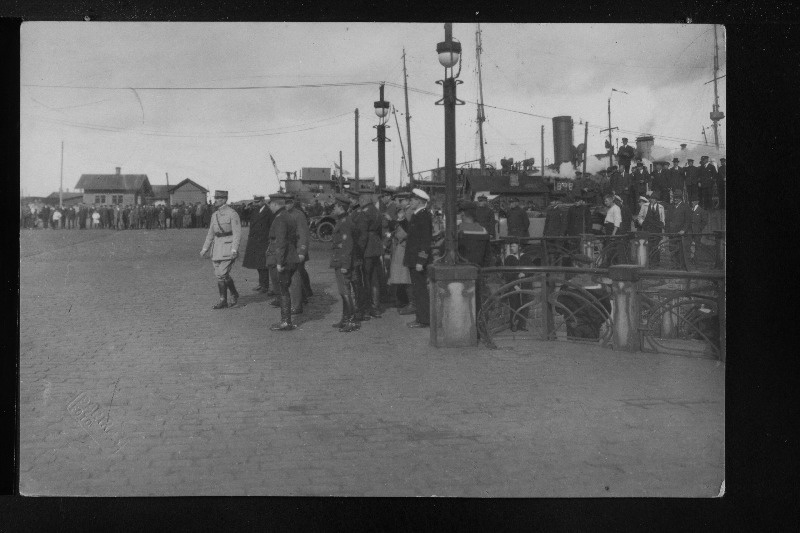 Vabadussõda. Prantsusmaa sõjalise missiooni esindaja Balti riikides brigaadikindral Ernest Etievant'i (heledas vormis) saabumine Eestisse Helsingist. Vastuvõtt sadamas.