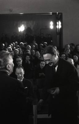 Heliloojate Maja avamise pidulikul koosolekul autasustab ENSV Ülemnõukogu Presiidiumi esimehe asetäitja A.Ansberg heliloojat E.Tambergi.  similar photo