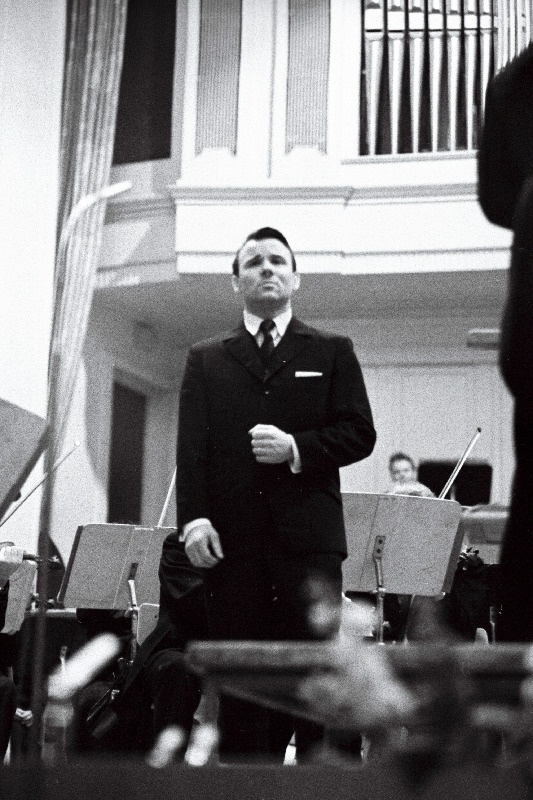 Vabariikliku lauljate konkursi võitja Tõnu Bachmann esinemas.