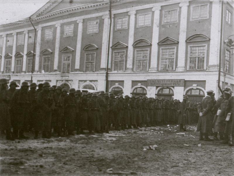 Saksa sõdurid pärast linna hõivamist Börsihoone juures rivis.