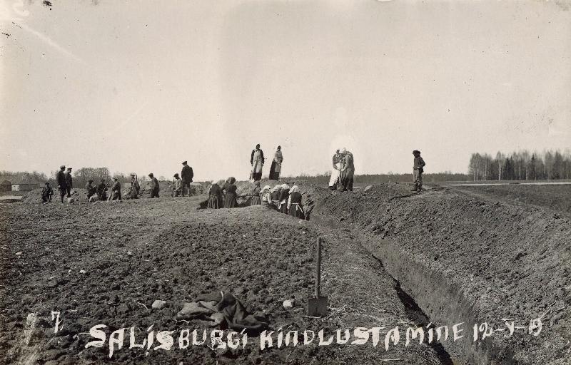 Vabadussõda. 6.Jalaväepolgu sapöörikomando ja palgalised kohalikud elanikud kaevamas kaevikut Salisburgi (Mazsalaca) mõisa maadel Salatsi (Salaca) jõe ääres.