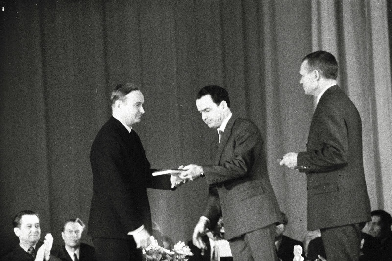 Eesti NSV rahvakirjanik Juhan Smuuli 50.sünniaastapäevale pühendatud kirjandusõhtul annavad ENSV Riikliku Kirjastuskomitee esimees L.Kaik (keskel) ja kirjanik V.Gross (paremal) 1971.a. J.Smuuli nimelise kirjanduspreemia üle kirjandusteadlasele ja novellistile Heino Puhvelile.