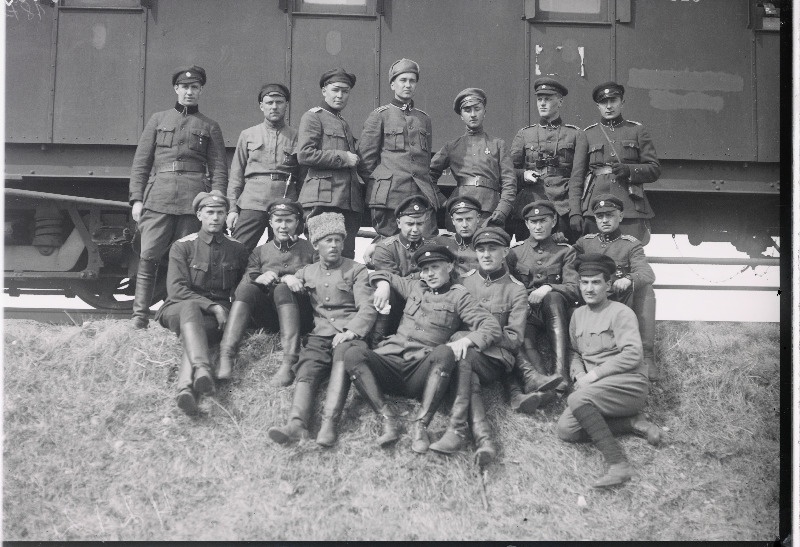 Vabadussõda. Laiarööpalise soomusrongi nr.2 ohvitserid Petseris. Vasakult: I rida - patareiülem lipnik Leonhard Pallon, 1.dessantroodu ülem leitnant Johan Hiob, ?,dessantpataljoni ülem alamkapten August Tõnishof (Teose) ; II rida - kuulipildujate komando vanemohvitser lipnik Erich Espe, ?, 2.dessantroodu ohvitser alamleitnant Eugen Bärenklau, ?, [alamkapten Lembit Paap(?)], kuulipildujate komando ülem leitnant Juhan Fischer; III rida vasakult:  rongi asjaajaja Joosep Themas, kuulipildujakomando ülem lipnik Tõnis Kind (Kint), luurekomando ülem lipnik Johannes Riis (Juhan Looming), 2.dessantroodu ülem leitnant Edvin Reinvaldt, ?, ?, 2.dessantroodu ohvitser alamleitnant Peeter Lutt.