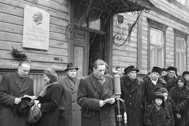 Kirjanik Ralf Parve (mikrofoni juures) kõneleb luuletaja J.Sütiste mälestustahvli avamisel.