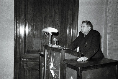 ENSV Rahvamajanduse Nõukogu esimees Arnold Veimer esinemas üliõpilastele.  similar photo