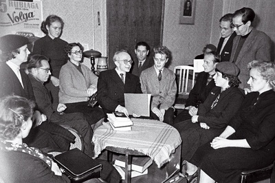 Lugejate kohtumine kirjanik Paul Viidinguga (paremalt 5.) M.Gorki nim.Keskraamatukogus.  similar photo