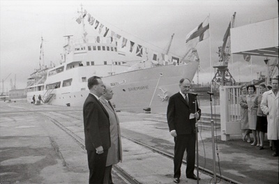 Laevaliini Tallinn-Helsingi avamine mootorlaeva "Vanemuine" reisiga. Vasakult esimene EKP Tallinna Linnakomitee I sekretär Vaino Väljas.  similar photo