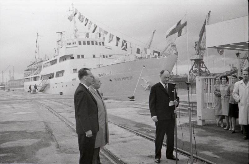Laevaliini Tallinn-Helsingi avamine mootorlaeva "Vanemuine" reisiga. Vasakult esimene EKP Tallinna Linnakomitee I sekretär Vaino Väljas.