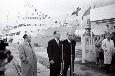 EKP Tallinna Linnakomitee esimene sekretär Vaino Väljas (vasakult teine) laevaliini Tallinn-Helsingi avamisel kõnelemas.  similar photo
