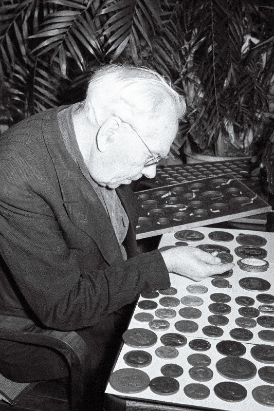 Numismaatik A. Rebane vanade müntidega.