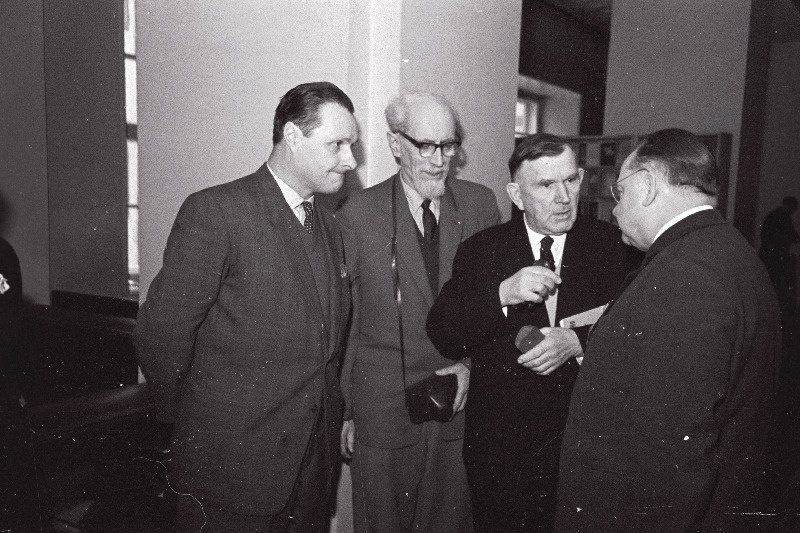 Eesti NSV Kunstnike Liidu 11. kongressist osavõtjad: (vasakult) 2. kunstnik R. Okuško Moldaavia NSV-st, NSV Liidu rahvakunstnik S. Gerassimov, EKP Keskkomitee esimene sekretär J. Käbin kongressi vaheajal vestlemas.
