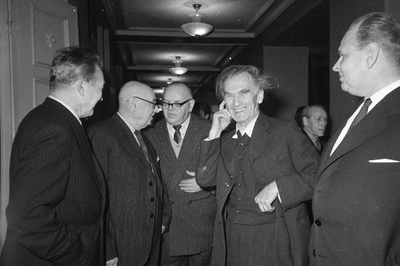 Eesti NSV kunstitegelane Alfred Karindi (vasakult), Eesti NSV rahvakunstnik Mart Saar, Eesti NSV teeneline kunstitegelased Riho Päts ja Tuudur Vettik ning Eesti NSV rahvakunstnik Villem Kapp „Estonia“ kontserdisaali fuajees vestlemas.  similar photo