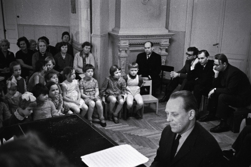 Heliloojad (paremalt) 1. E. Tamberg, 2. V. Tormis, 3. J. Koha, 4. A. Oit ja B. Kõrver (klaveri juures) külas Tallinna Lasteaias nr 2.