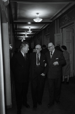 Eesti NSV kunstitegelane Alfred Karindi (vasakult), Eesti NSV rahvakunstnik Mart Saar ja Eesti NSV teeneline kunstitegelane Riho Päts „Estonia“ kontserdisaali fuajees vestelams.  similar photo