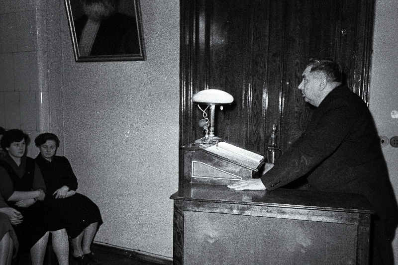 Riigitegelane ja majandusteadlane Arnold Veimer kõnelemas kohtumisel üliõpilastega.