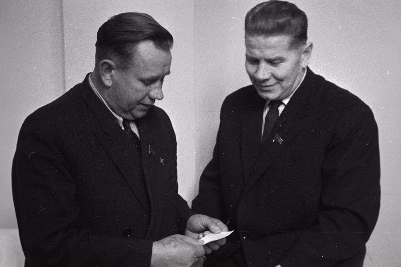 Eesti NSV teeneline ehitaja Kristjan Kärber (vasakult) ja Eesti NSV teeneline tööstustöötaja Alfred Valdov vestlemas.