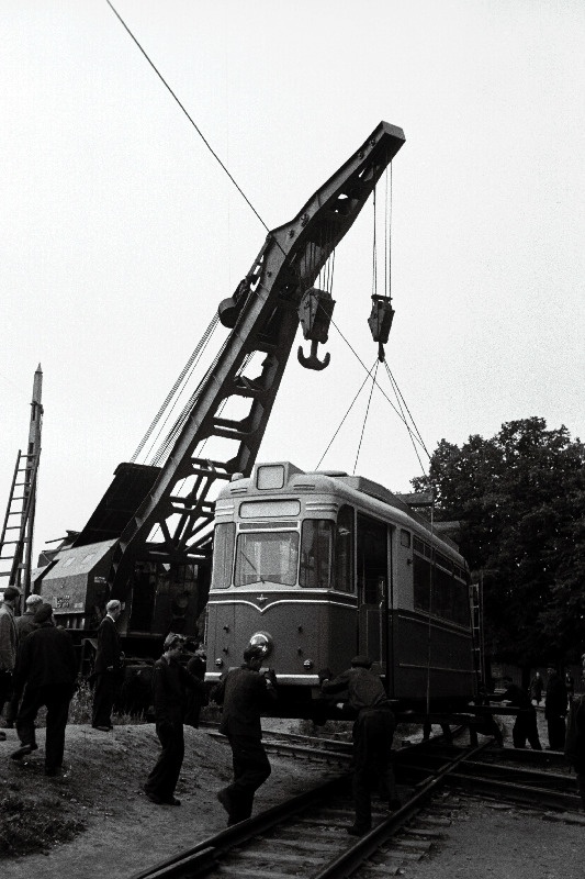 Saksa DV-st saabunud trammi tõstmine platvormilt rööbastele.