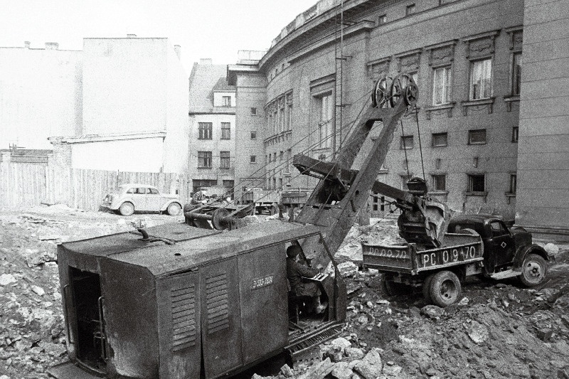 Ekskavaator kaevamas vundamenti Eesti NSV Ministrite Nõukogu Riikliku Ehituskomitee hoone jaoks.