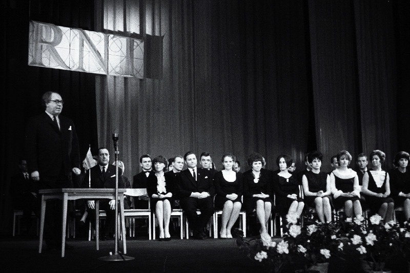 ENSV Riikliku Noorsooteatri peanäitejuht Voldemar Panso teatri avamispäeval kõnelemas.