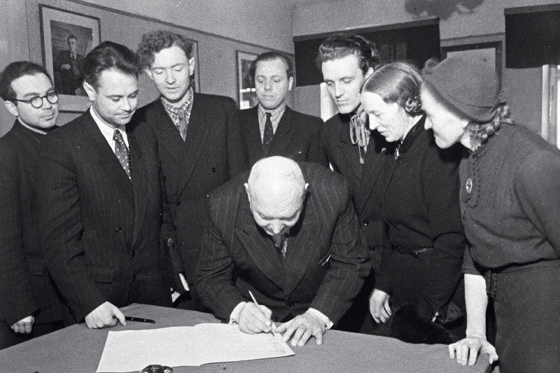 ENSV Riikliku Konservatooriumi õppejõud Aleksander Arder Ülemaailmse Rahunõukogu läkitusele alla kirjutamas.