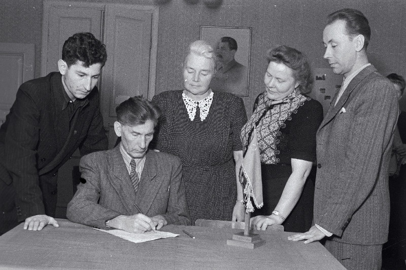 Tallinna Riikliku Konservatooriumi õppejõud ja töötajad Stockholmi rahuüleskutsele alla kirjutamas. Paremalt 1. helilooja Edgar Arro.