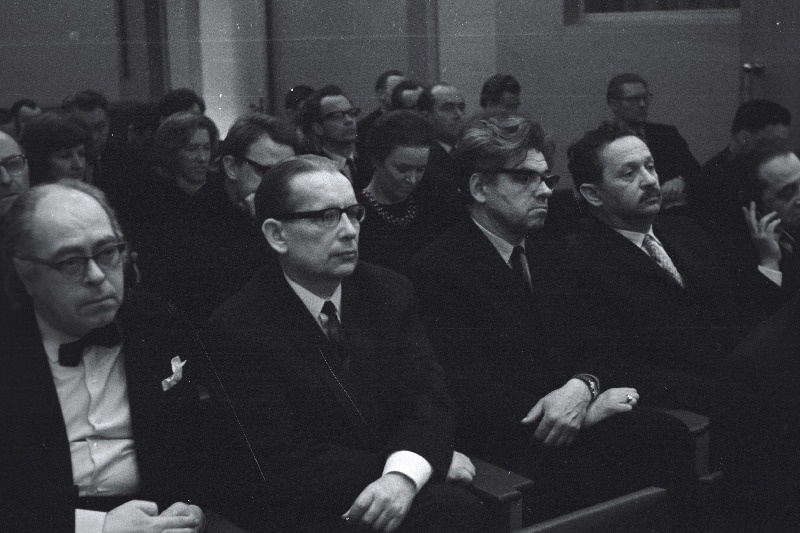 Vaade saali ENSV Kinematografistide Liidu II kongressi ajal, Vasakult 1. Eesti NSV rahvakunstnik Voldemar Panso, 2. Paul Kuusberg, 3. Eesti NSV rahvakirjanik Aadu Hint.