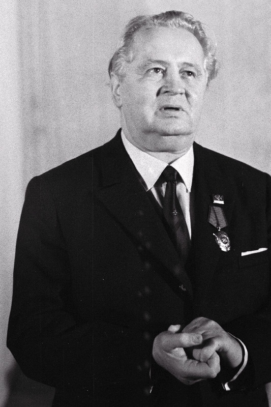 Eesti NSV teeneline kirjanik Egon Rannet oma 60. a juubelil kõnelemas.