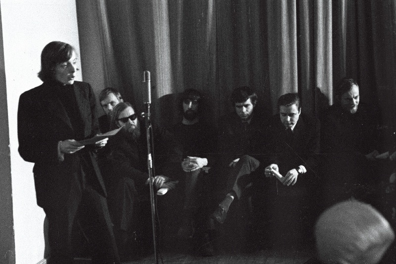 Luuletaja ja näitleja Juhan Viiding (Jüri Üdi) Noorte Autorite Koondise kirjandusõhtul esinemas.