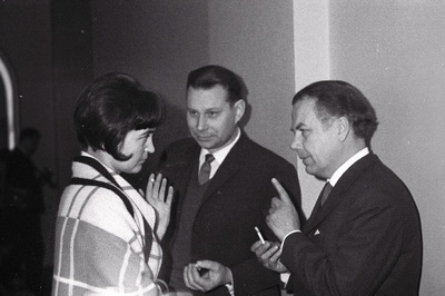 Kirjanikud Aimee ja Vladimir Beekman ning Holger Pukk (paremalt esimene) mõtteid vahetamas Eesti NSV kirjanike Liidu V kongressi vaheajal.  similar photo