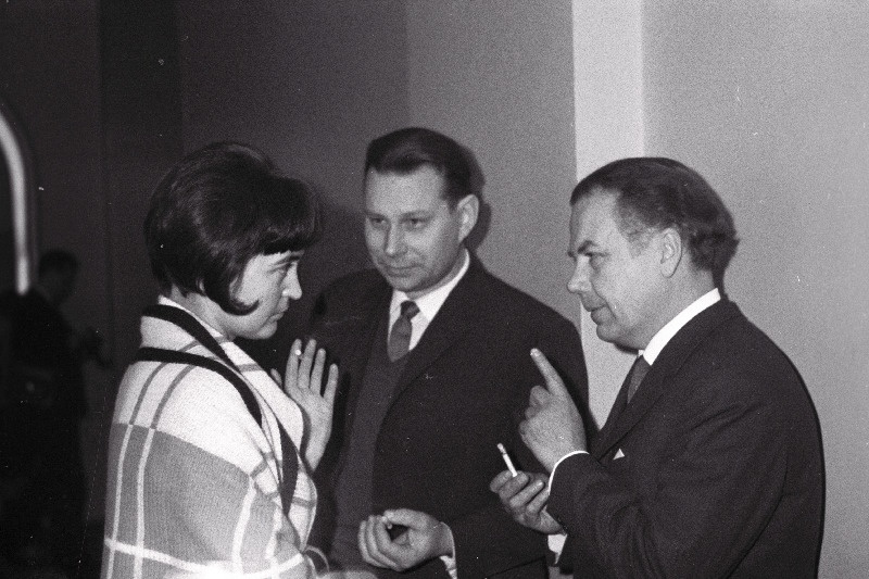 Kirjanikud Aimee ja Vladimir Beekman ning Holger Pukk (paremalt esimene) mõtteid vahetamas Eesti NSV kirjanike Liidu V kongressi vaheajal.