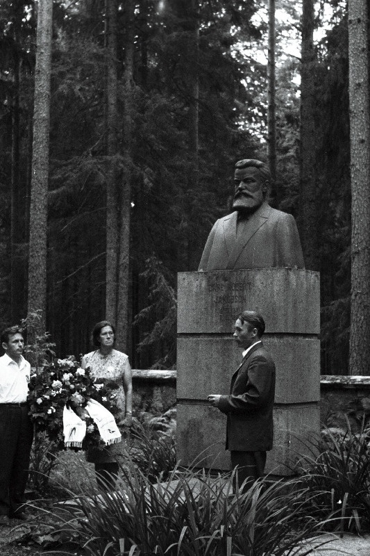 Pärja panek eesti publitsisti, kirjaniku ja pedagoogi Carl Robert Jakobsoni kalmule Kurgjal tema 125. sünniaastapäeval.