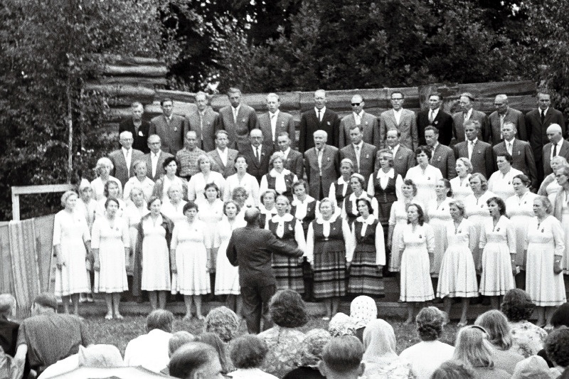 Segakoor esinemas kirjanik C. R. Jakobsoni 125. sünniaastapäevale pühendatud pidulikul koosolekul.