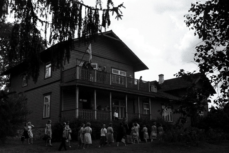 Külstajad publitsisti, kirjaniku ja pedagoogi C. R. Jakobsoni maja-muuseumis Kurgjal tema 125. sünniaastapäeval.