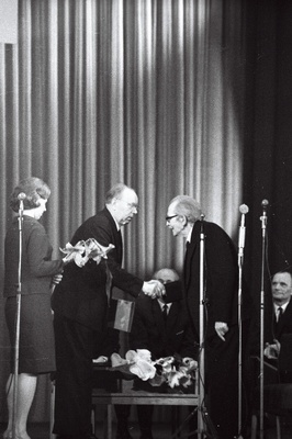 ENSV TA Keele ja Kirjanduse Instituudi direktor E. Päll õnnitleb ENSV rahvakirjanikku Friedebert Tuglast tema 80. a juubeliaktusel.  similar photo