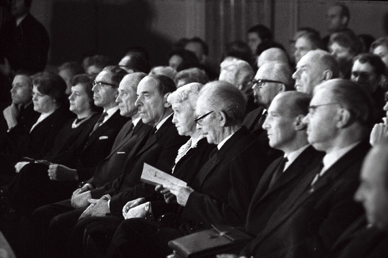 ENSV rahvakirjanik Friedebert Tuglas (paremalt 4.) oma 80. a juubeliaktusel. Tema kõrval abikaasa Elo Tuglas (5.), kirjanikud Johannes Semper (6.) ja Juhan Smuul (8.).