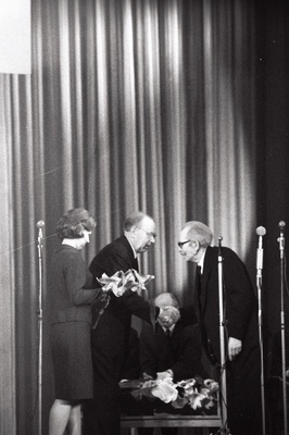 ENSV TA Keele ja Kirjanduse Instituudi direktor E. Päll õnnitleb ENSV rahvakirjanikku Friedebert Tuglast tema 80. a juubeliaktusel.  similar photo