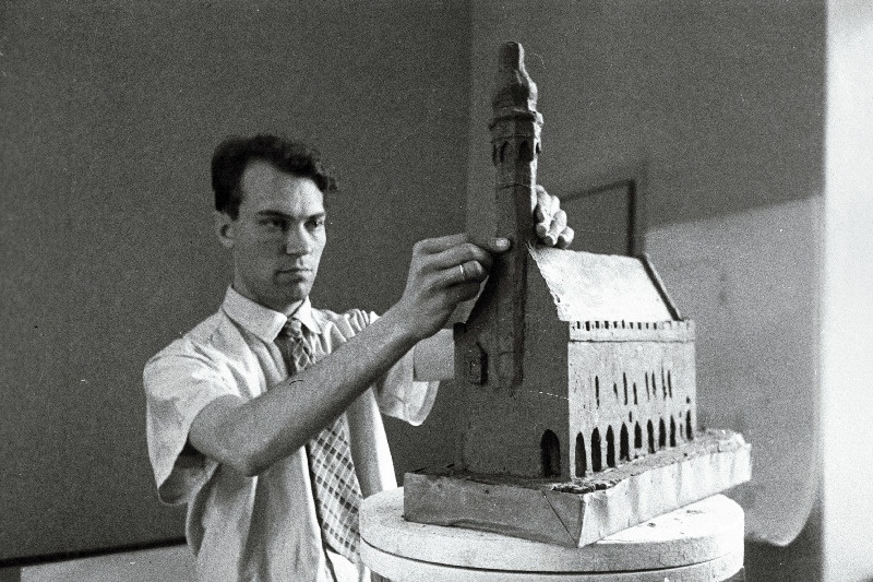 Arhitekt T. Böckler Tallinna Raekoja maketti viimistlemas.