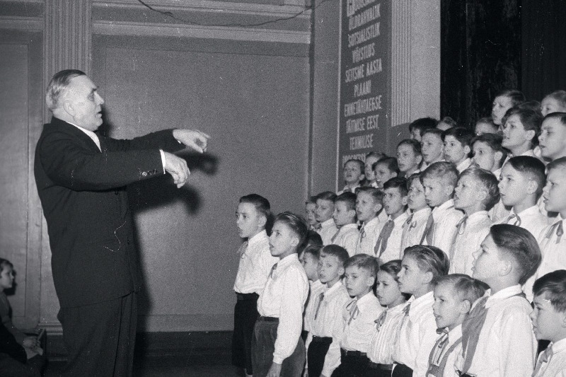 Dirigent ja pedagoog Leopold Vigla oma 60. sünnipäeval J. Tombi nim kultuurihoone poistekoori juhatamas.
