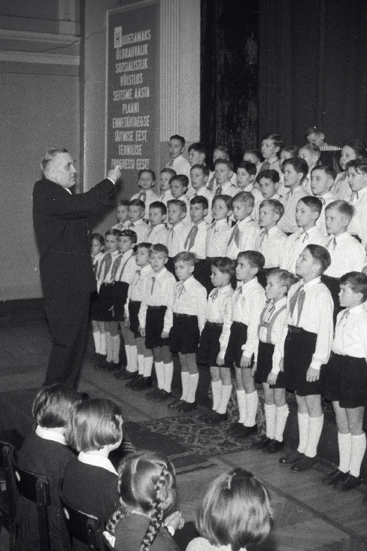 Dirigent ja pedagoog Leopold Vigla oma 60. sünnipäeval J. Tombi nim kultuurihoone poistekoori juhatamas.