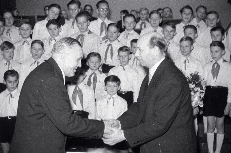 Dirigent ja pedagoog Leopold Vigla õnnitlemine tema 60. sünnipäeval.