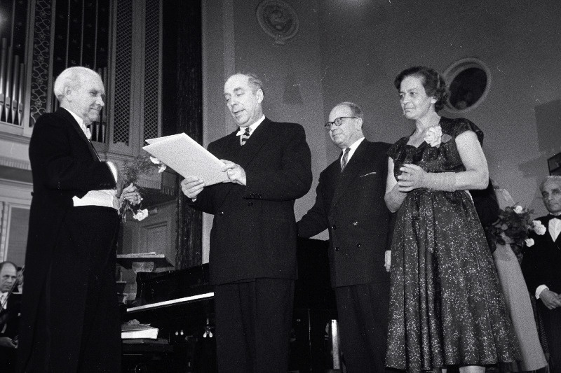 ENSV Heliloojate Liidu esimees Eugen Kapp õnnitlemas heliloojat ja pianisti Artur Lembat tema 75. sünnipäeval "Estonia" kontserdisaalis.