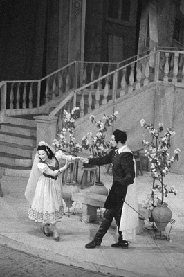 Stseen W. A. Motzarti ooperist "Don Juan" RAT Estonias". Zerlina - Klaudia Tiidus, Don Juan - ENSV teeneline kunstnik Georg Ots.  similar photo