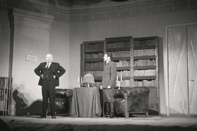 Stseen V. Višnevski näidendist „Unustamatu 1919“ Riiklikus Teatris „Vanemuine“. J. V. Stalin – Aleksander Laar, V. I. Lenin – Aleksander Mälton.  similar photo