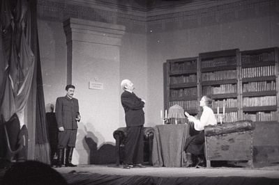 Stseen V. Višnevski näidendist „Unustamatu 1919“ Riiklikus Teatris „Vanemuine“. VAsakult:  J. V. Stalin – Aleksander Laar, V. I. Lenin – Aleksander Mälton.  similar photo