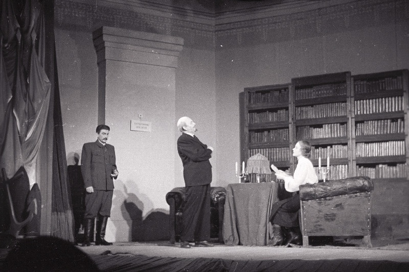 Stseen V. Višnevski näidendist „Unustamatu 1919“ Riiklikus Teatris „Vanemuine“. VAsakult:  J. V. Stalin – Aleksander Laar, V. I. Lenin – Aleksander Mälton.