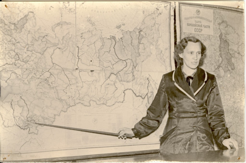 foto, Paide õpetaja Helmi Riesen geograafia tunnis 1950-ndatel a.