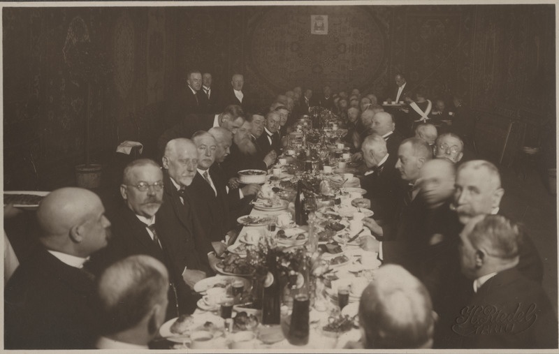 Tartu Suurgildi liikmed laua taga istumas