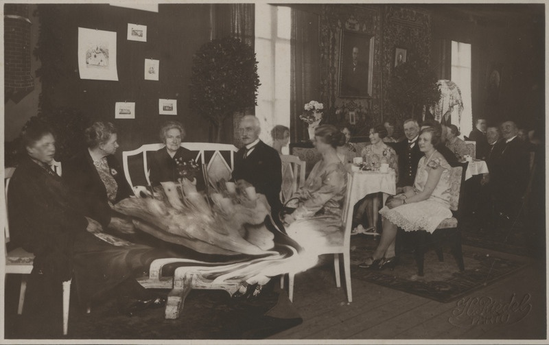 Tartu Suurgildi liikmed naistega istumas ja vestlemas