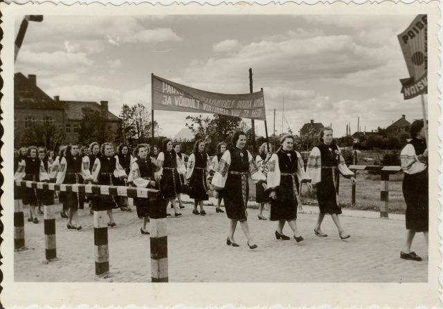 foto Paide naiskoor laulupeo rongkäigus 1960-ndad
