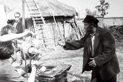 Filmistuudio „Tallinnfilm“ mängufilmi „Mäeküla piimamees“ filmimiselt Lihulas. Paremalt 1. V. Kingissepa nimelise TRA Draamateatrinäitleja Eesti NSV teeneline kunstnik Jüri Järvet Tõnu Prillupi osatäitjana.  similar photo